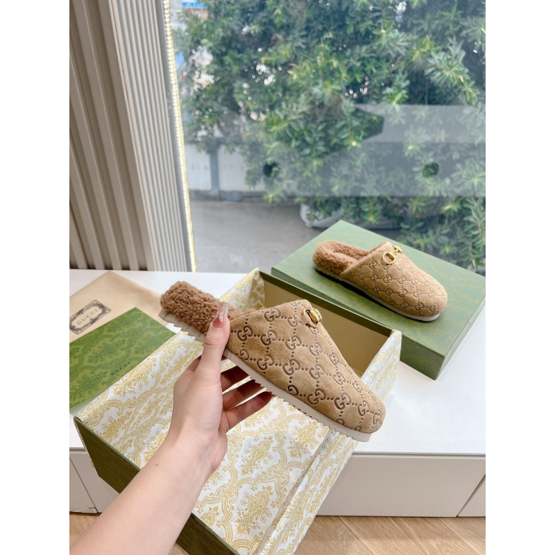 G*u*i slippers